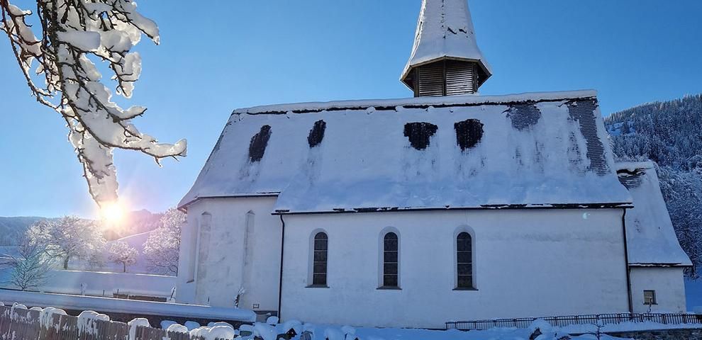 Kirche Jenaz im Winter