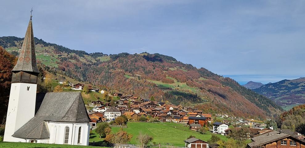 2025.10. Kirche im Herbst mit Oberdorf WEIT